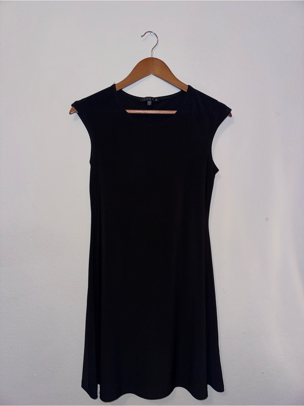 Classic Black Sleeveless Shift Dress - Timeless Wardrobe Staple